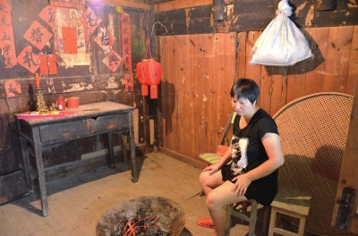 邱巧媚經(jīng)常一個(gè)人坐在屋里發(fā)呆。本版圖片京華時(shí)報(bào)記者 韓林君 攝