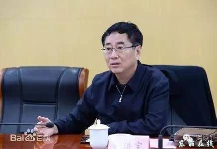 通報(bào)指出，張洪寶眼看著幾年前還不知名的個(gè)體老板搖身一變成為大企業(yè)家，心里既艷羨又發(fā)酸，滋生了“我為他們贏得了好的發(fā)展機(jī)遇，收些款物就權(quán)當(dāng)是對(duì)我這些年辛勤工作的一種補(bǔ)償”的念頭。于是他開始熱衷于與身邊的企業(yè)老板拉拉扯扯、勾肩搭背，剛開始只是幾頓飯、幾張卡，日積月累，越陷越深，不給錢不辦事，給了錢才辦事，在東麗人稱