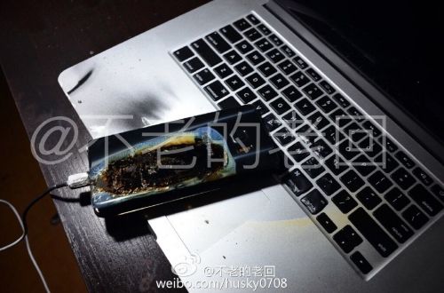 根據(jù)圖片來看，蘋果MacBook Pro筆記本觸控面板左邊部分被熏黑，而且該網(wǎng)友也提供了充電設(shè)備，就是三星Note 7原裝充電器。