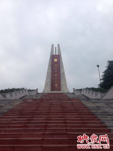 桐柏是革命老區(qū)，英雄紀(jì)念碑位于南端翠屏山上。