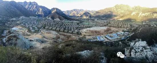 河北淶水“青青小鎮(zhèn)”1-6期全景圖，上百棟別墅組成的別墅群依山而建。部分山體被炸平，準(zhǔn)備建起聯(lián)排雙拼別墅。    新京報記者 大路 攝