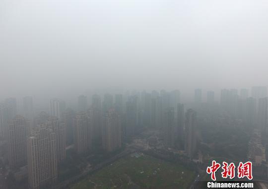  1月5日，重慶主城上空一片灰蒙蒙。
