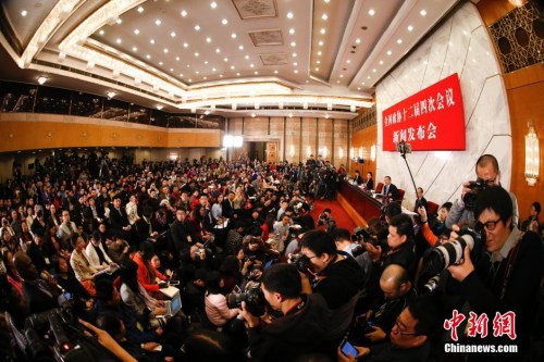 資料圖：2016年3月2日，全國政協(xié)十二屆四次會議新聞發(fā)布會在北京人民大會堂舉行，大會新聞發(fā)言人王國慶回答記者提問。 中新社記者 杜洋 攝