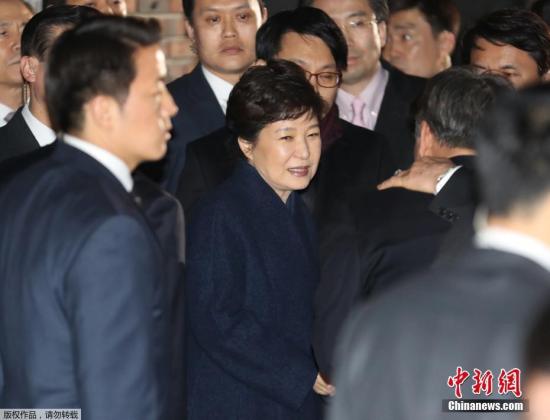 樸槿惠抵達私宅面帶微笑。