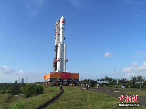 4月17日7時(shí)30分，承載著長(zhǎng)征七號(hào)遙二運(yùn)載火箭與天舟一號(hào)貨運(yùn)飛船組合體的活動(dòng)發(fā)射平臺(tái)，垂直轉(zhuǎn)運(yùn)至發(fā)射區(qū)，標(biāo)志著“天舟一號(hào)”飛行任務(wù)正式進(jìn)入發(fā)射階段。閆寧 攝