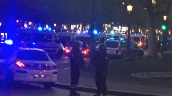 據(jù)英國廣播公司（BBC）消息，巴黎警方稱，巴黎中部發(fā)生槍擊事件，一名警察死亡，另一名受傷。