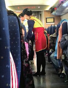 高鐵盒飯價格過高問題，近年來已成為社會熱點話題。高鐵盒飯價格緣何居高不下呢？究竟是盒飯企業(yè)壟斷化經(jīng)營，還是盒飯的成本高？這都需要高鐵相關(guān)部門公開透明，算出明細賬。