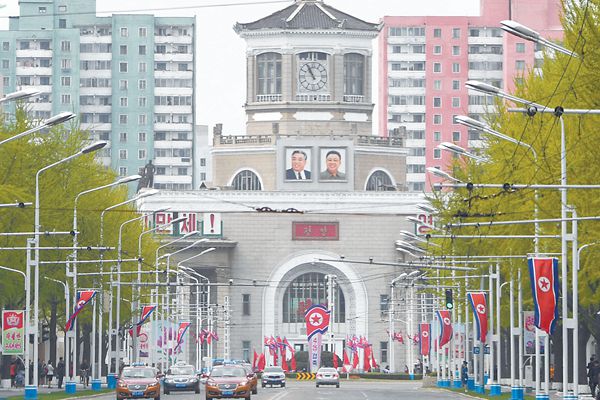 4月25日是朝鮮人民軍建軍85周年紀(jì)念日。圖為24日的平壤街頭。