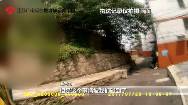 10歲女孩稱在小區(qū)內被綁架 監(jiān)控畫面卻是這樣一幕