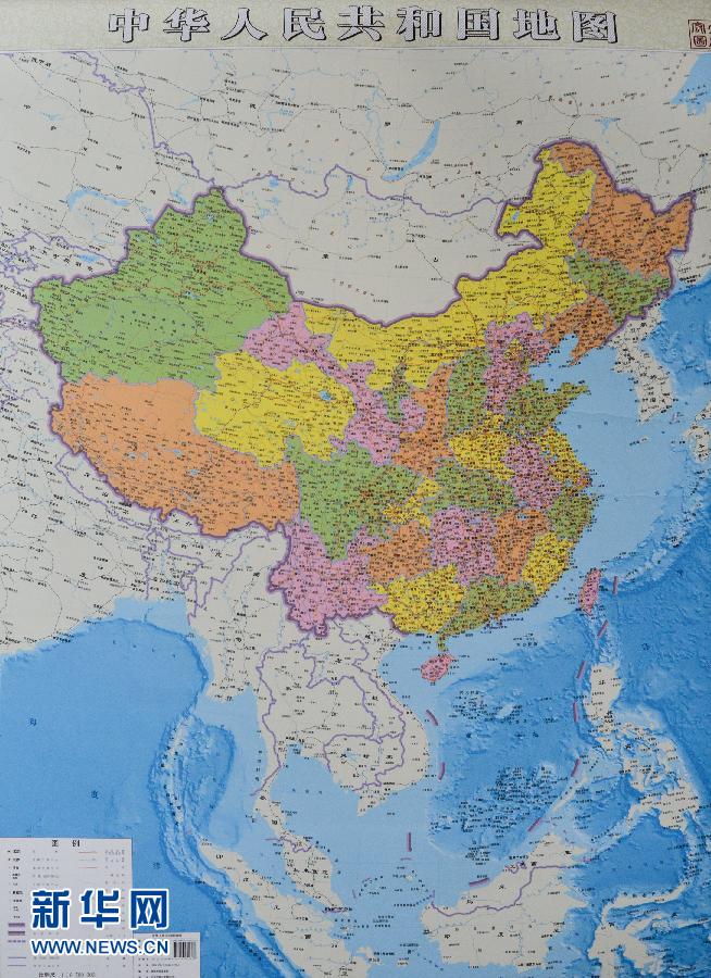 這是6月23日拍攝的豎版《中華人民共和國(guó)地圖》。