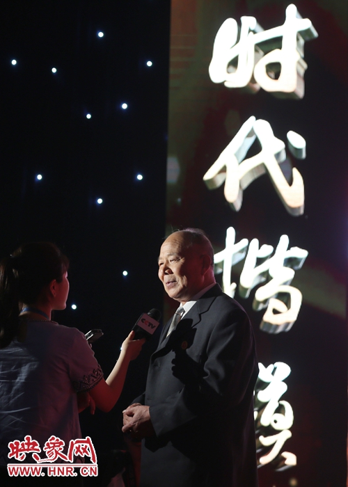 河南鄧州“編外雷鋒團(tuán)”團(tuán)長宋清梅，在“時(shí)代楷?！卑l(fā)布廳接受中央媒體現(xiàn)場(chǎng)采訪。