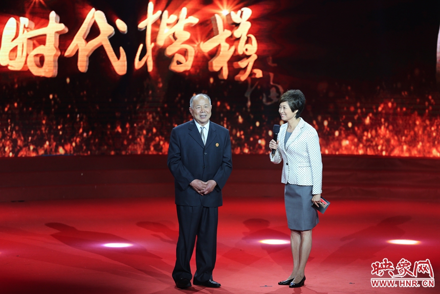 河南鄧州“編外雷鋒團(tuán)”團(tuán)長，在“時(shí)代楷模”發(fā)布廳接受敬一丹訪問。