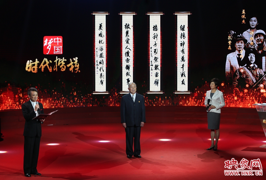 朗誦者現(xiàn)場(chǎng)朗誦贊河南鄧州“編外雷鋒團(tuán)”的楹聯(lián)。