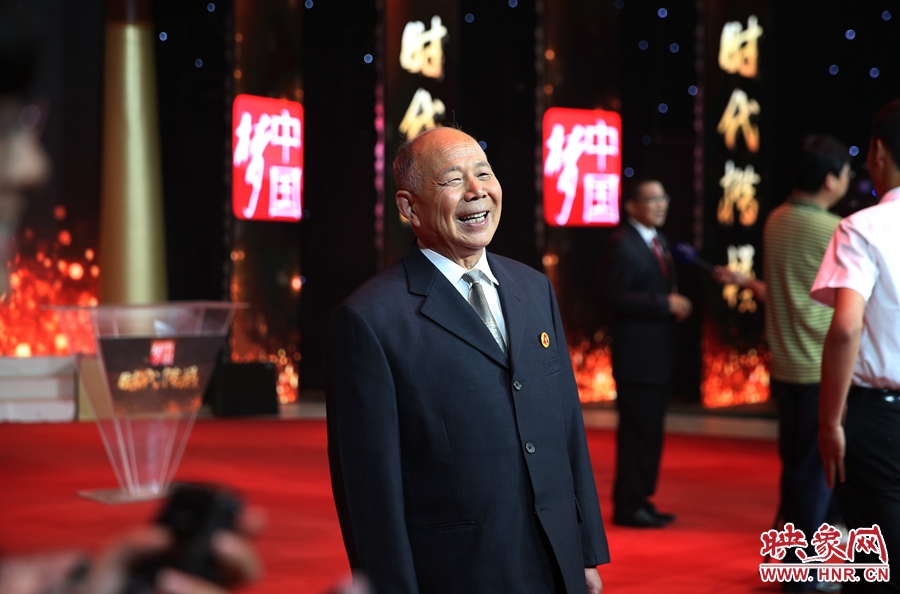 河南鄧州“編外雷鋒團(tuán)”被中宣部授予“時(shí)代楷?！睒s譽(yù)稱號(hào)，團(tuán)長宋清梅非常激動(dòng)和高興。