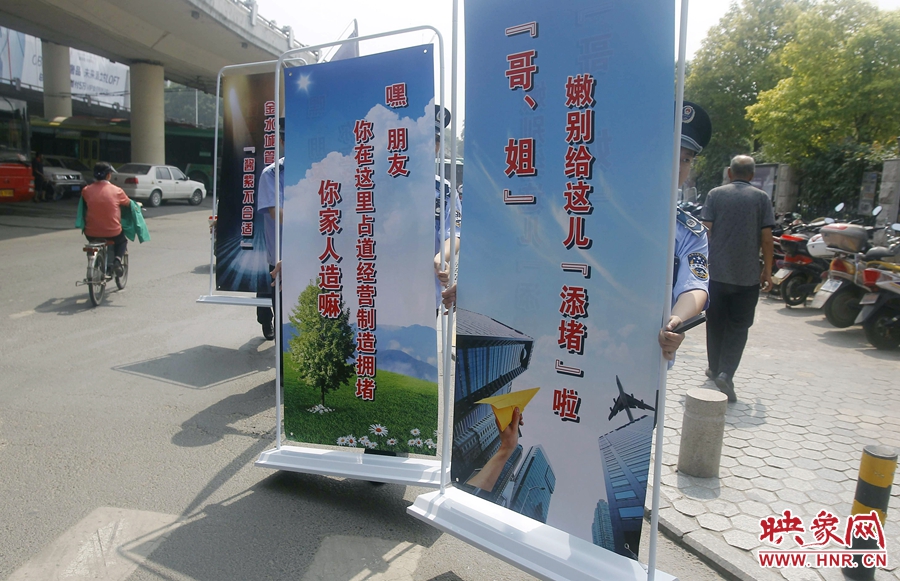 “哥、姐，嫩（你們）別給這兒添堵啦?！? width=