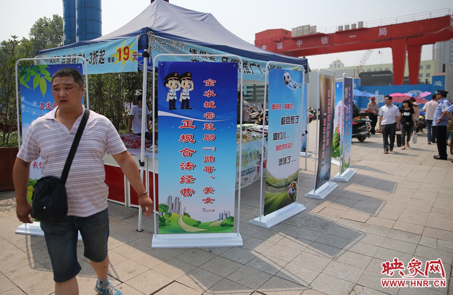 攤位被“圍觀”后，沒有一單生意，過往市民叫好。