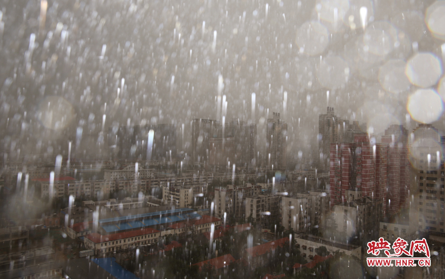 17時(shí)25分,鄭州強(qiáng)降雨,紫荊山附近的市民真切地感受到了什么叫大雨傾盆。