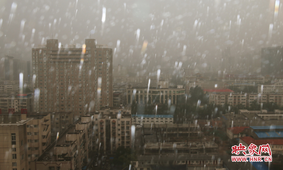 17時(shí)25分,鄭州強(qiáng)降雨,紫荊山附近的市民真切地感受到了什么叫大雨傾盆。