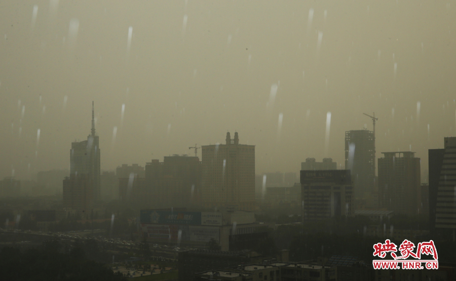 17時(shí)29分,鄭州強(qiáng)降雨,紫荊山附近的市民真切地感受到了什么叫大雨傾盆。