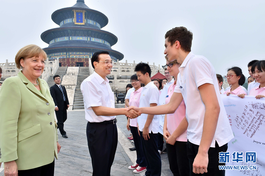 李克強(qiáng)同默克爾與青少年代表親切交流。