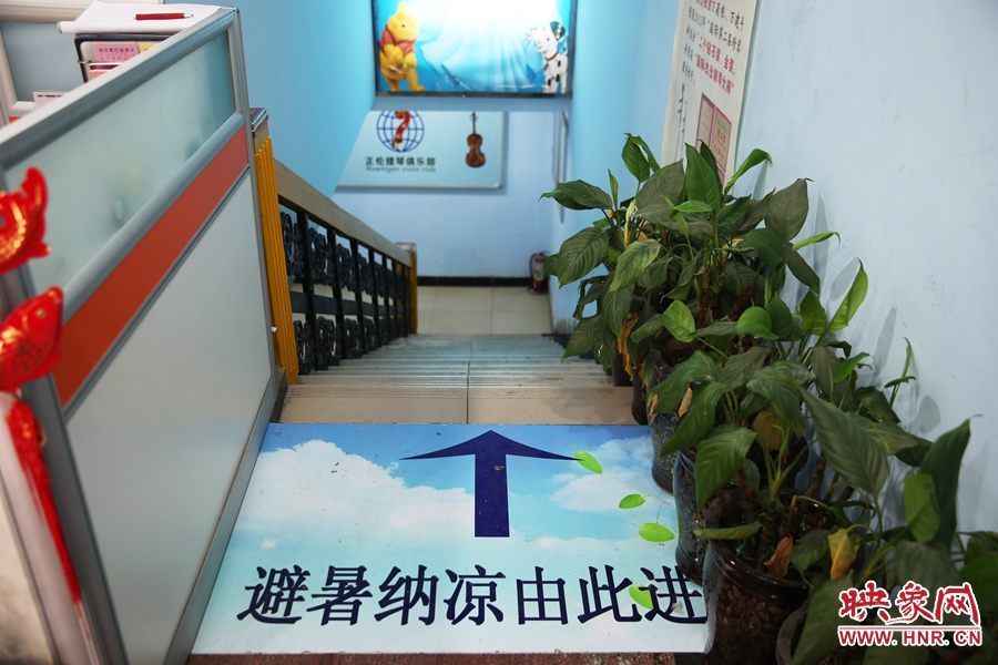 金水區(qū)人防（珠江琴行）納涼點入口處的明顯標識。