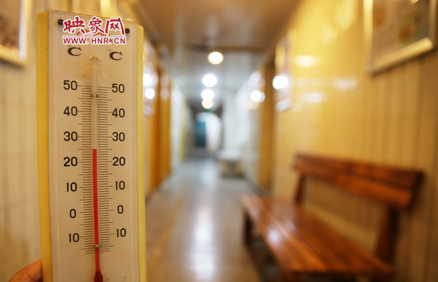 金水區(qū)人防辦（珠江琴行）納涼處溫度為25度。
