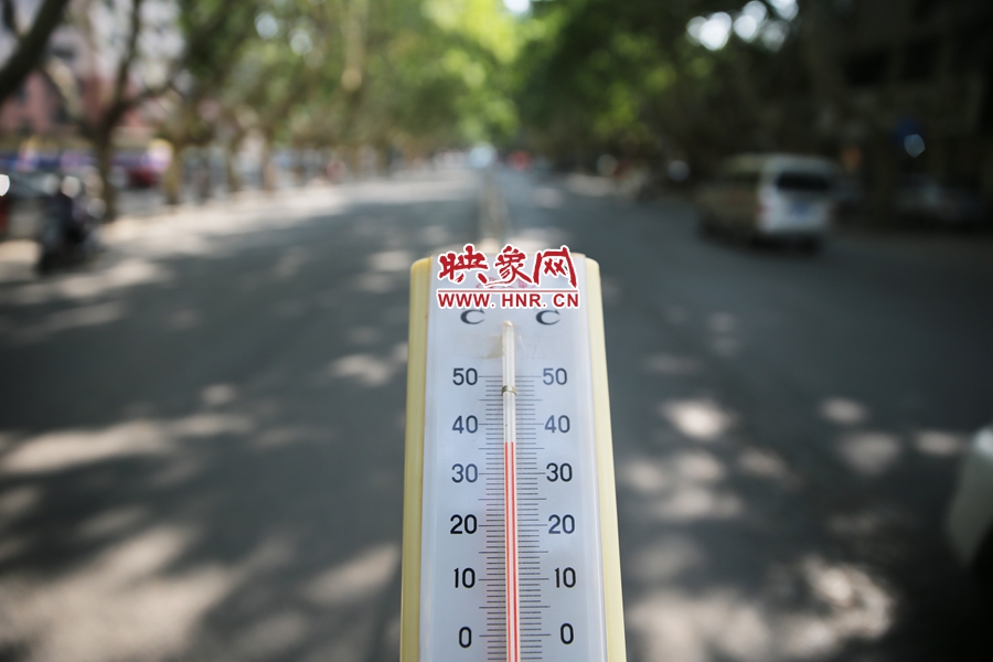 7月8日下午15時30分，人民路樹陰處溫度為36度，比人防納涼處高11度。