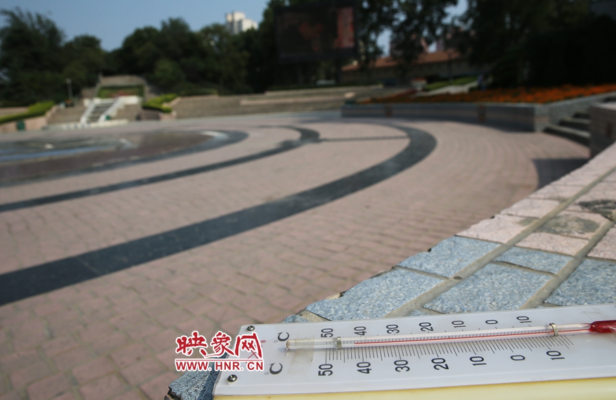 7月8日下午15時46分，紫荊山公園地表溫度為42度（溫度計放置地面測量），比人防納涼處高17度。
