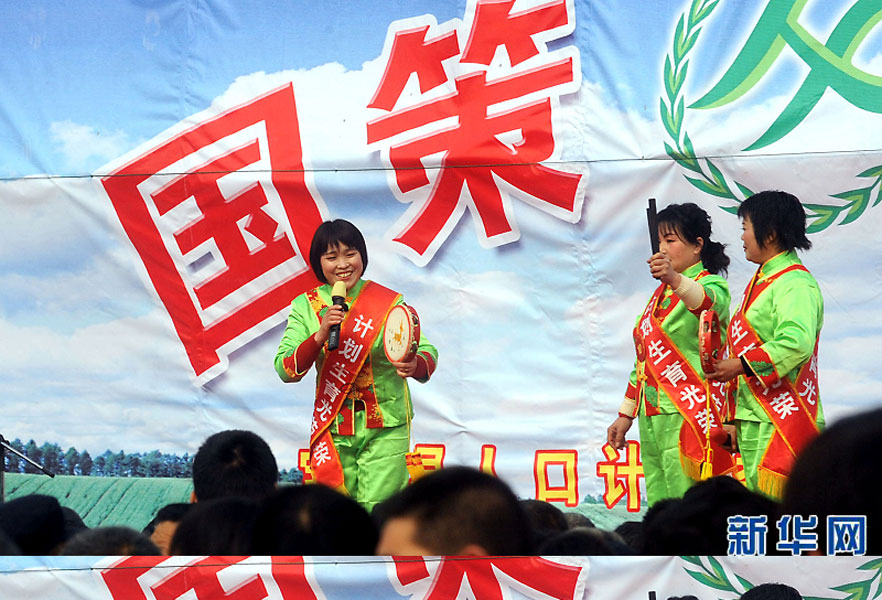 說(shuō)唱演員在河南省寶豐縣街頭宣傳計(jì)劃生育政策（2008年2月19日攝）。