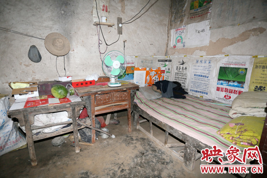老人的居住條件十分簡(jiǎn)陋。