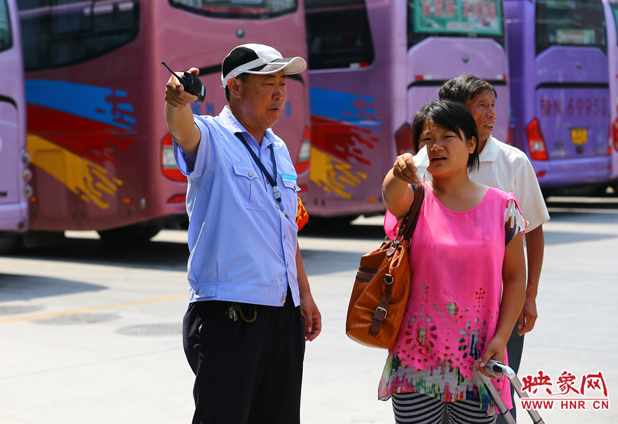 指揮調(diào)度期間，不停的有乘客咨詢乘車問(wèn)題，調(diào)度員都是耐心的給他們解答