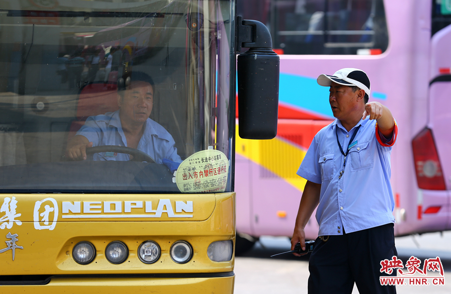車場(chǎng)內(nèi)眾多汽車發(fā)動(dòng)機(jī)的噪音，使得調(diào)度員和司機(jī)交流都需要加大音量