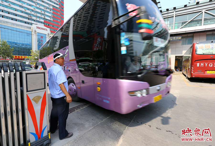 車場(chǎng)內(nèi)車輛順暢時(shí)，調(diào)度員還要在門口迎車指揮