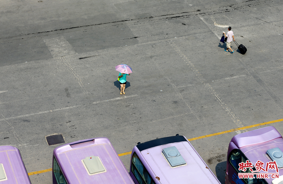 酷暑的陽(yáng)光，常常曬化車站內(nèi)地面的瀝青，乘車的旅客都是匆匆而過(guò)，不愿過(guò)多停留。