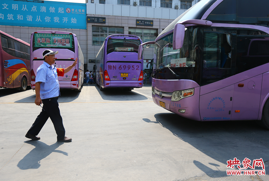 龐大的長(zhǎng)途客車，在調(diào)度員的指揮下井井有條