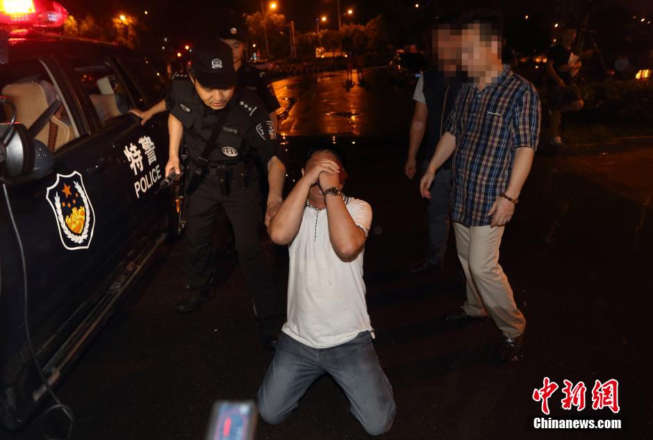 7月24日晚,南京警方將查獲的酒后駕駛車輛的男子控制后,該男子的同伴跪地求情。