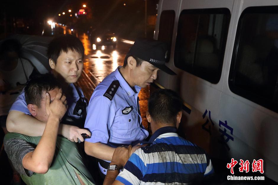 7月24日晚,南京警方將查獲的酒后駕駛車輛的男子控制,該男子涉嫌酒后駕車、肇事逃逸。