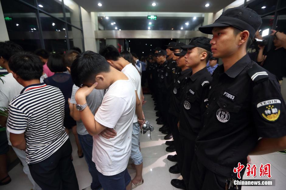7月24日晚,南京警方將抓獲的以福建、江西、河南、湖北、黑龍江等多個(gè)外省市的涉及傳銷人員集中帶回。