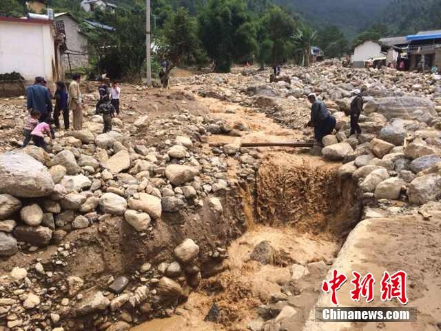 7月28日,云南省保山市隆陽區(qū)瓦房鄉(xiāng)喜坪村上坪小組發(fā)生山洪災(zāi)害,造成3戶人家9人被沖走。