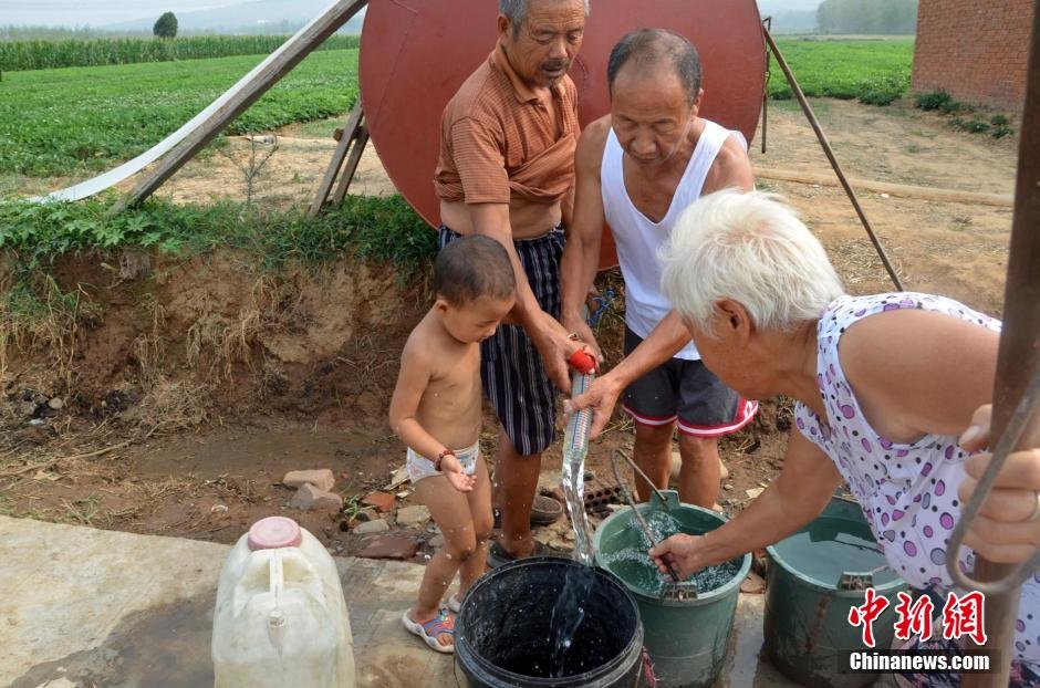 逾1200位村民只能依靠當(dāng)?shù)厮块T新打的一口深80米的機(jī)井取水飲用。