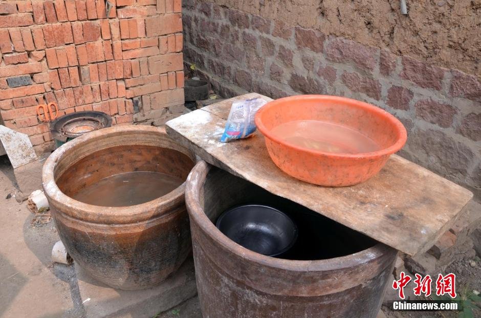 每天排隊取水，廢水循環(huán)使用已成為該村老少的生活習(xí)慣。