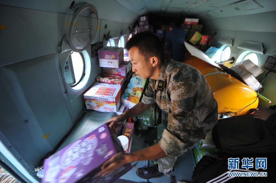  8月5日，在魯?shù)榭h龍頭山鎮(zhèn)，部隊官兵從直升機(jī)上卸載救災(zāi)物資。