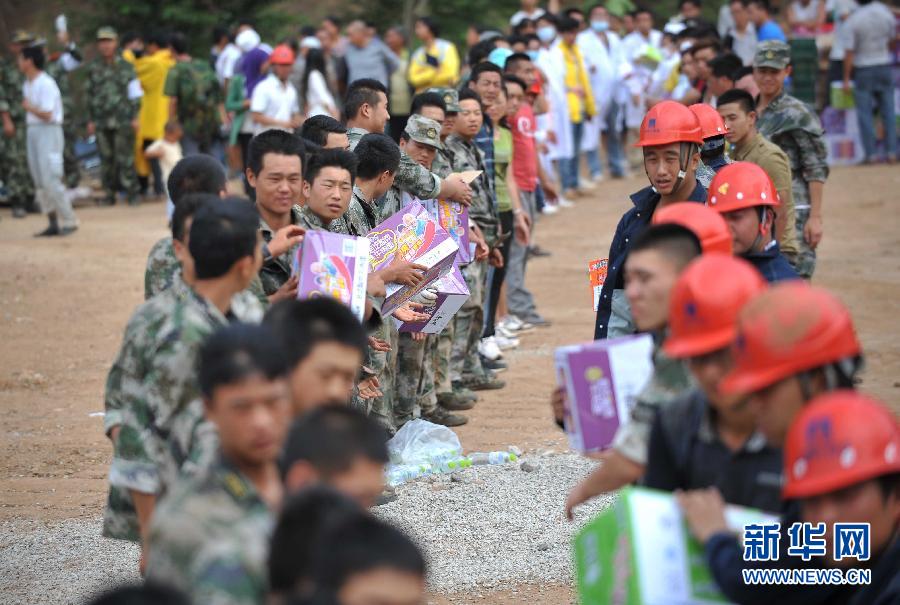 8月5日，在魯?shù)榭h龍頭山鎮(zhèn)，當(dāng)?shù)孛癖D(zhuǎn)運從直升機(jī)上卸載的救災(zāi)物資。