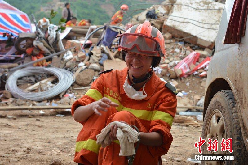 2014年8月5日，女兵在云南魯?shù)辇堫^山鎮(zhèn)廢墟中搜救被困者。