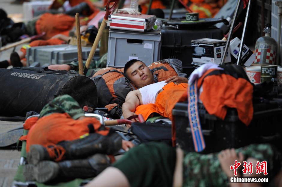 8月6日，龍頭山鎮(zhèn)，疲倦的救援官兵席地而眠。