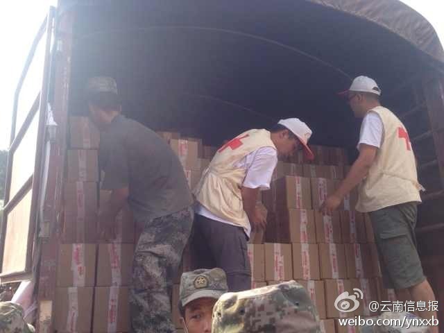 第14集團(tuán)軍官兵協(xié)助阿迪力將1100余箱切糕從貨車上卸下。