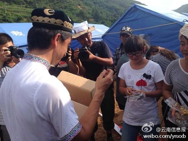 “切糕王子”阿迪力帶著重達(dá)5噸、價(jià)值50萬元的切糕于7日下午抵達(dá)魯?shù)榈卣鹫鹬旋堫^山鎮(zhèn)。