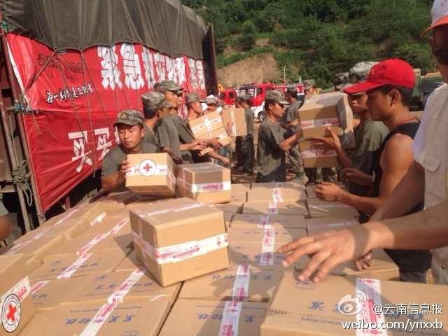 第14集團(tuán)軍官兵協(xié)助阿迪力將1100余箱切糕從貨車上卸下。