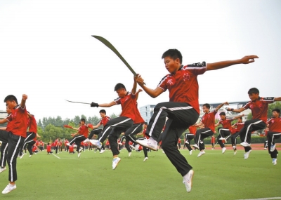 7月1日學(xué)員乘坐20多輛大巴奔赴南京適應(yīng)場(chǎng)地和排練節(jié)目,每天武術(shù)基本功訓(xùn)練必不可少。