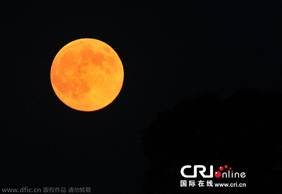 8月10日晚，一輪金燦燦的大月亮在遼寧省大連市東方升起。圖片來源：劉德斌/東方IC